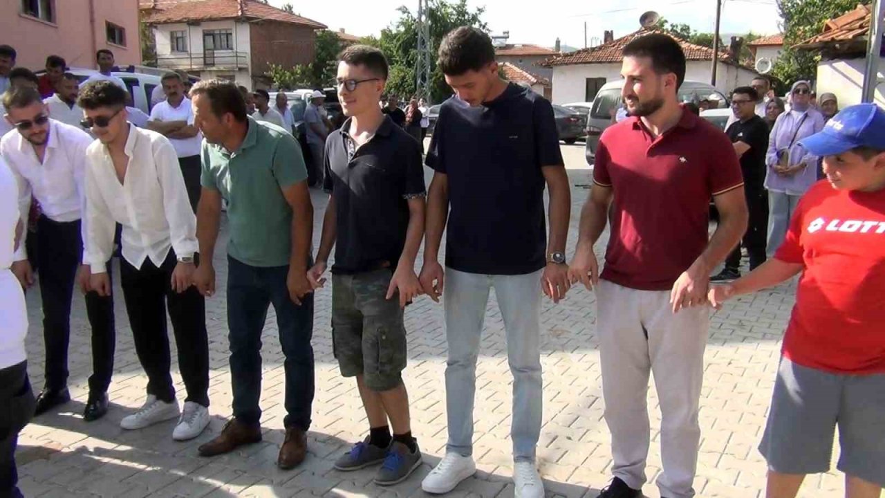 Çorum’da düğüne İtalyan damgası: İki İtalyan halay çekip çiftetelli oynadılar