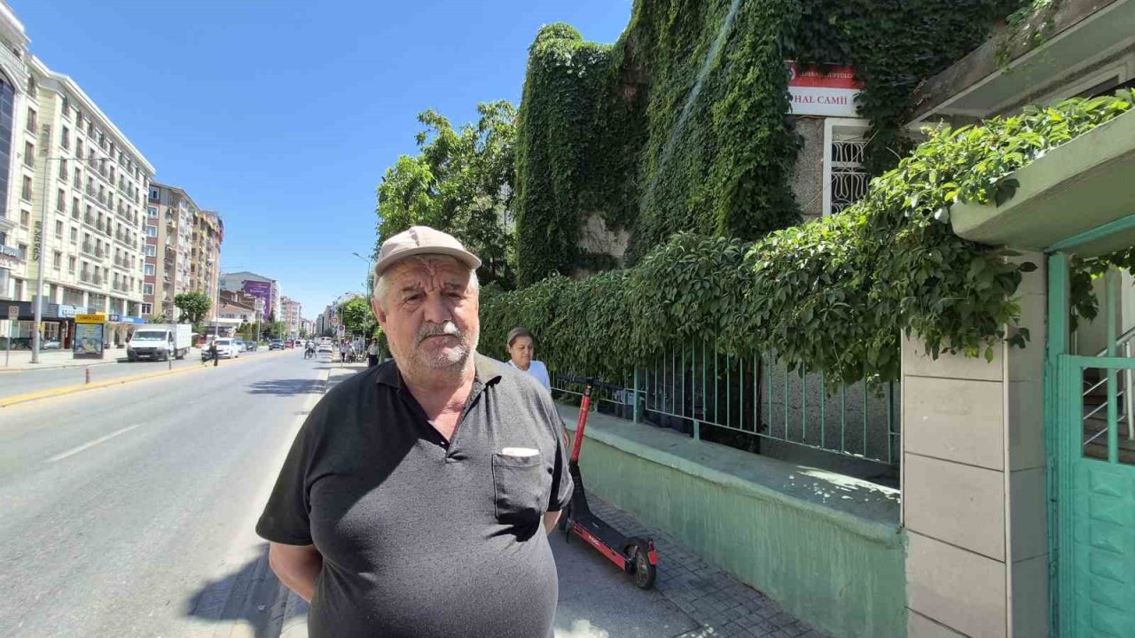 15 yıldır gönüllü olarak çalıştığı ’Sarmaşıklı Cami’ye gözü gibi bakıyor