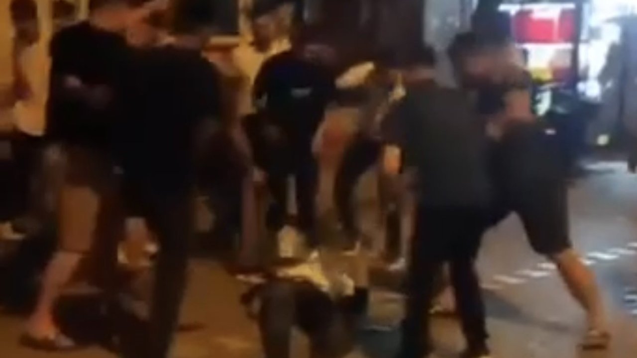 Kadını darp eden adamı mahallelinin linç anları kamerada