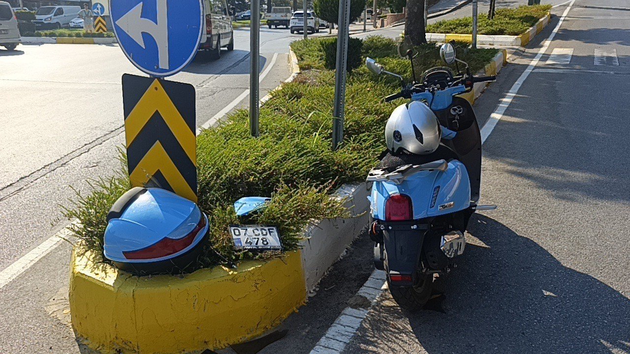 Hafif ticari araçla çarpışan motosikletli yaralandı