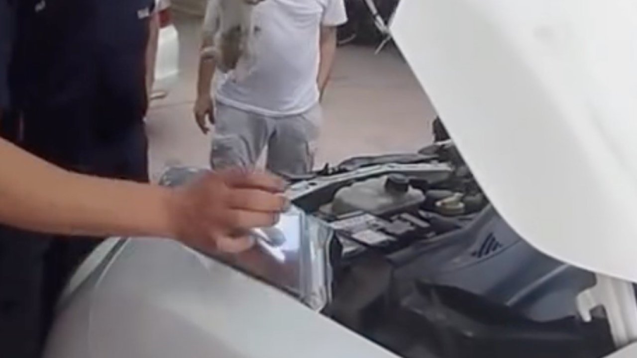 Yalova’da otomobile sıkışan minik kedinin yardımına itfaiye ekipleri yetişti