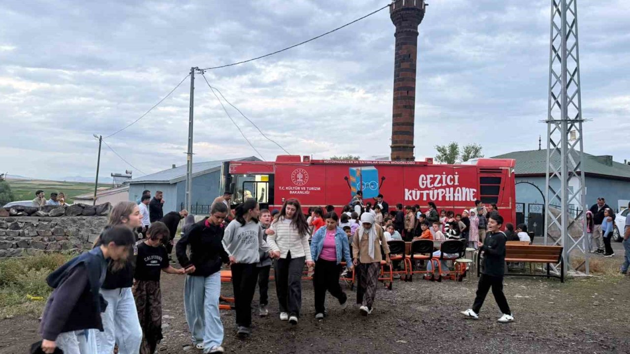 Kars’ta Gezici Kütüphane Demirkent Köyü’ndeki öğrencilere unutulmaz bir gün yaşattı