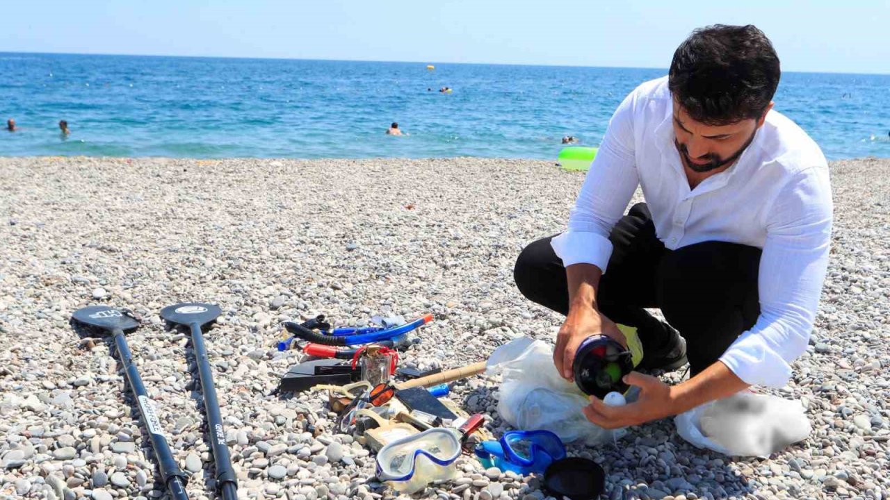 Denizin dibinde buldukları görenleri hayrete düşürüyor: Tatilcilerin denizde kaybettikleri, dalış yapan gencin ganimeti oluyor