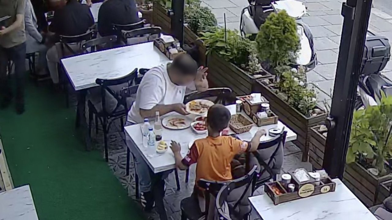Yemeğine kendi kılını atıp para ödemek istemedi