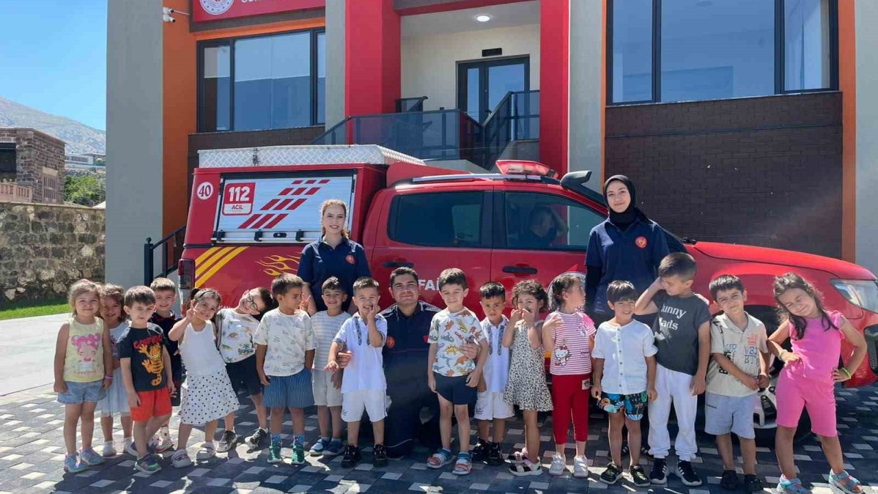 Büyükşehir İtfaiyesi’nden miniklere yangın ve deprem eğitimi