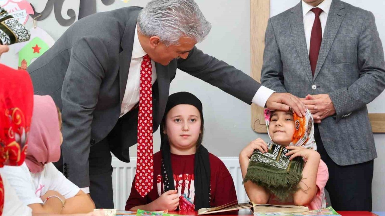 Vali Makas, Kültür Mahallesi’nde öğrencilerle buluştu