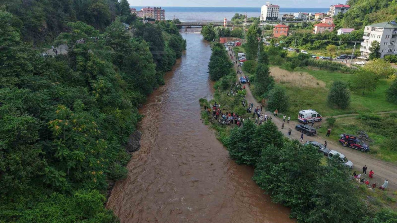 Giresun’da sel sularına kapılan anne ile kızını arama çalışmaları havadan görüntülendi