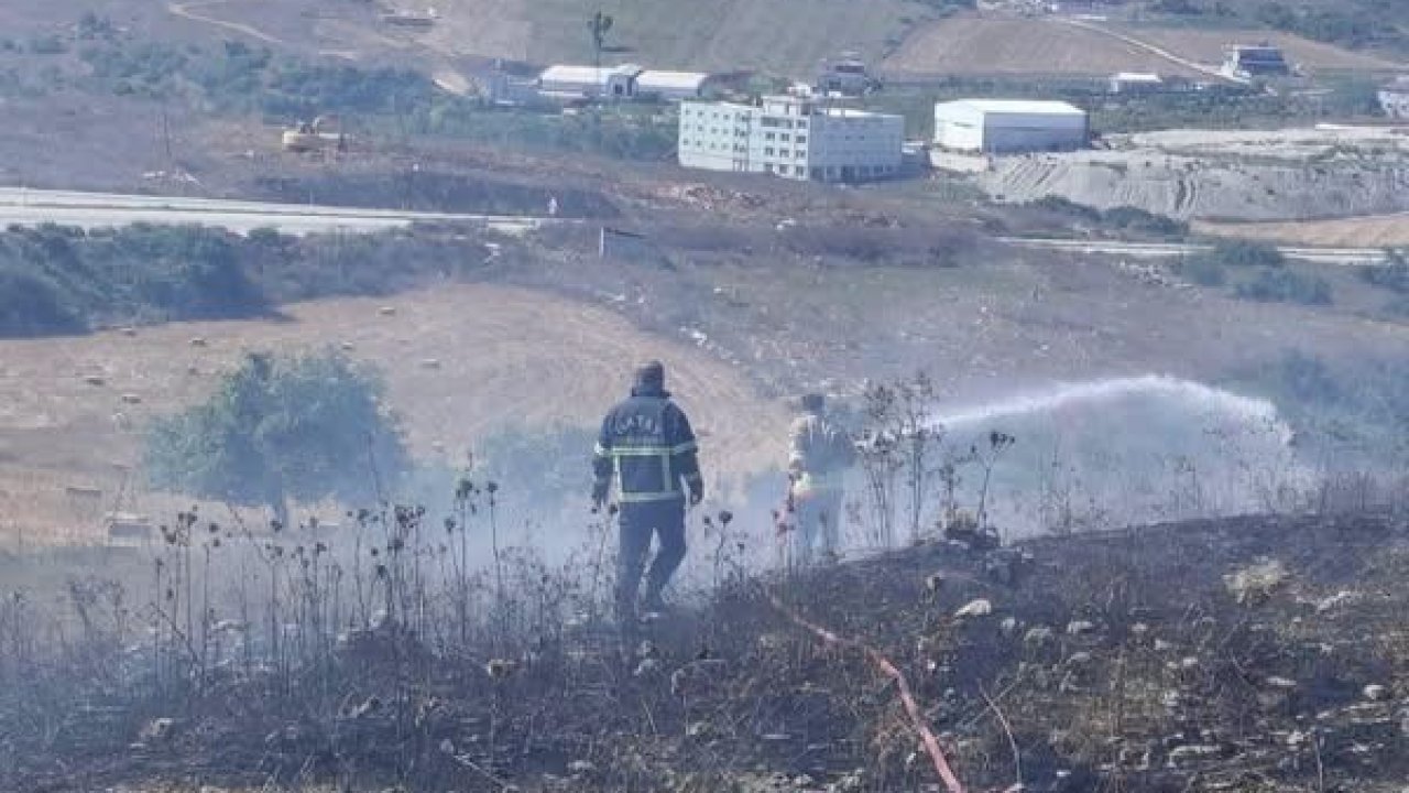 Yayladağı’nda arazi yangını geniş alana yayılmadan söndürüldü