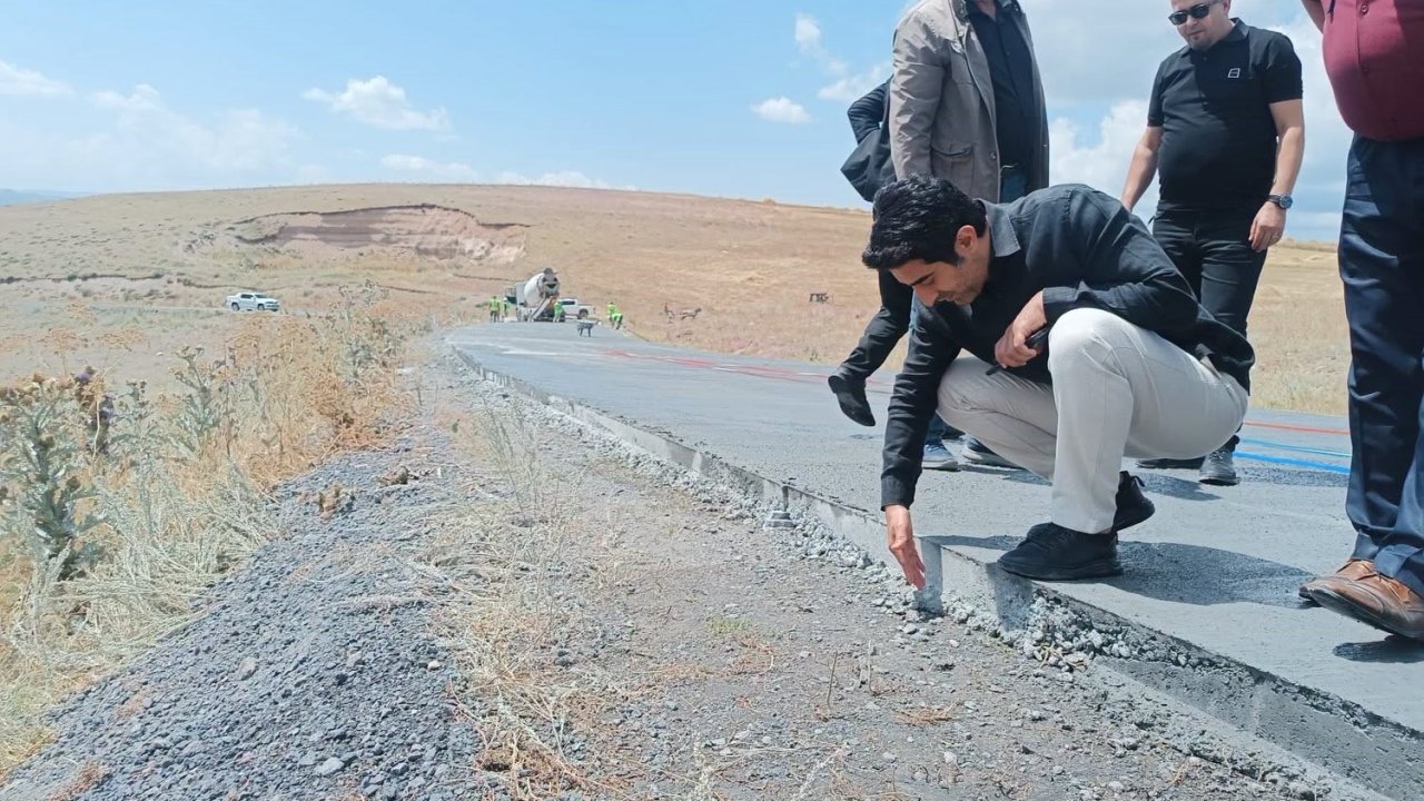 Sarıkamış’ta beton yol çalışmaları yerinde incelendi