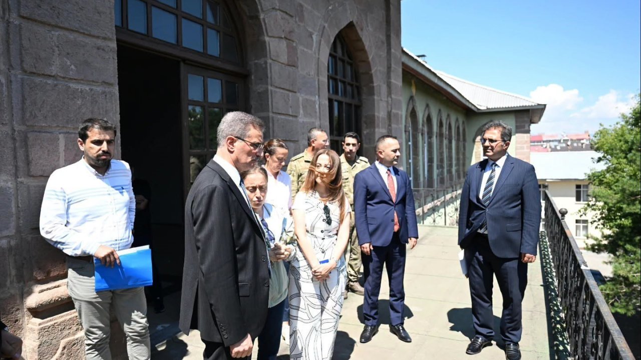Erzurum Lisesine devredilen tarihi binada inceleme