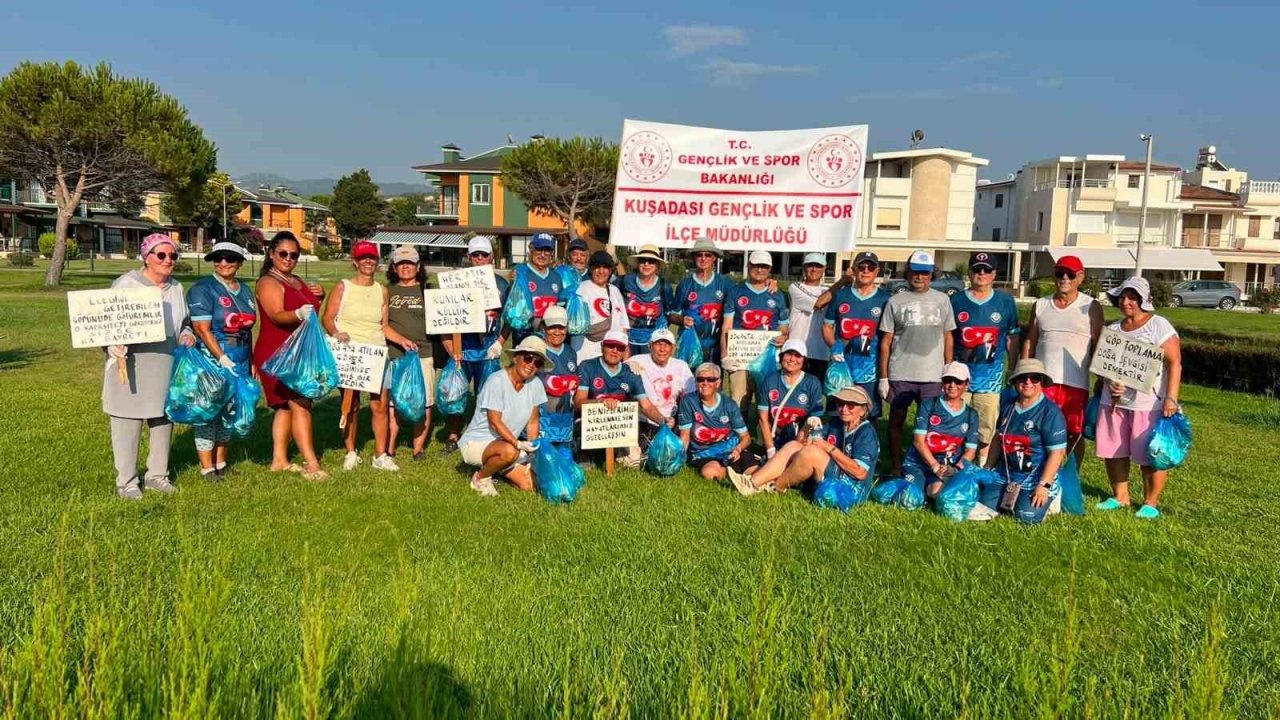 Kuşadası’nda sabah sporu sonrası çevre temizliği