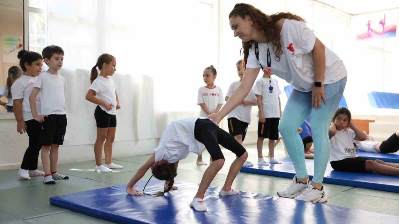 Efeler’de minikler jimnastikle güçleniyor
