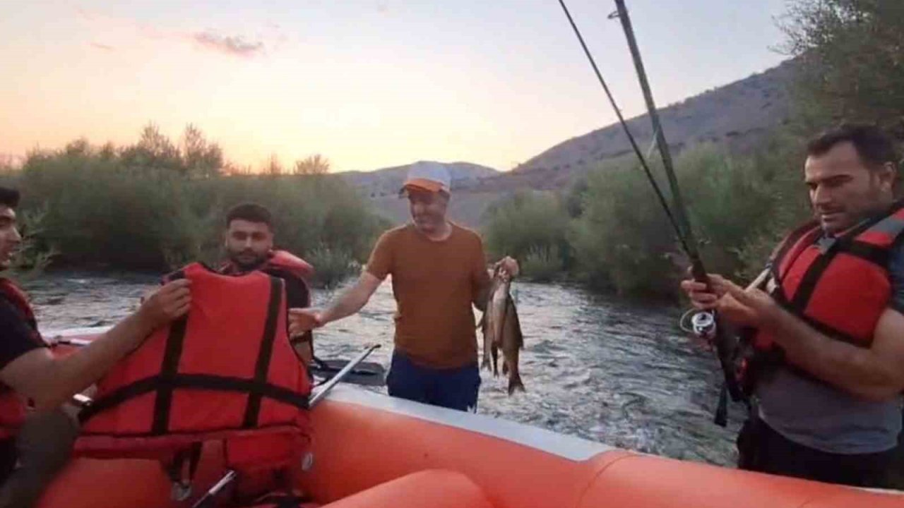 Suların yükselmesi sonucu nehir ortasındaki adada mahsur kalan 2 kişi kurtarıldı