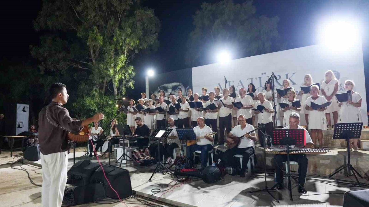 Didim Belediyesi Halk Müziği Korosu konserine vatandaşlardan yoğun ilgi