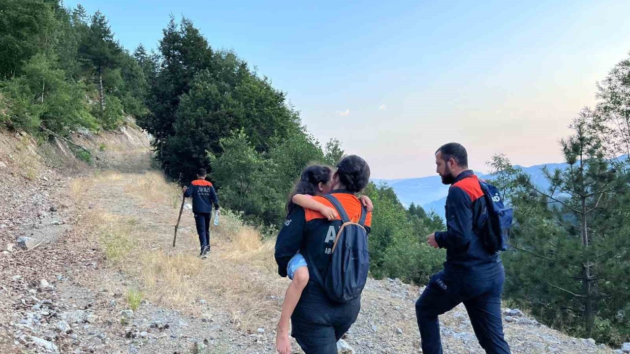 Kahramanmaraş’ta araçta mahsur kalan baba ve kızı kurtarıldı