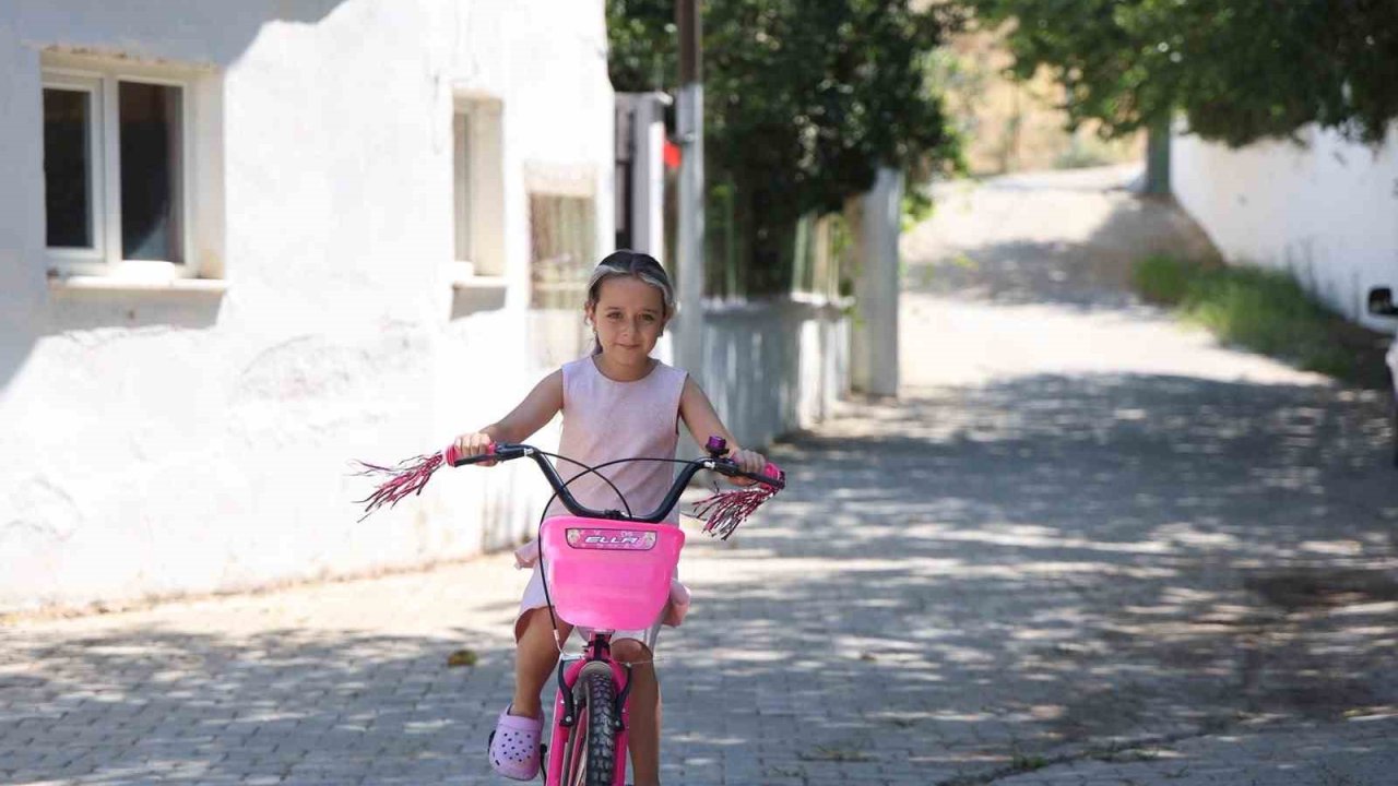 Başkan Çerçioğlu, yangında bisikleti yanan Hazal’ın yüzünü güldürdü