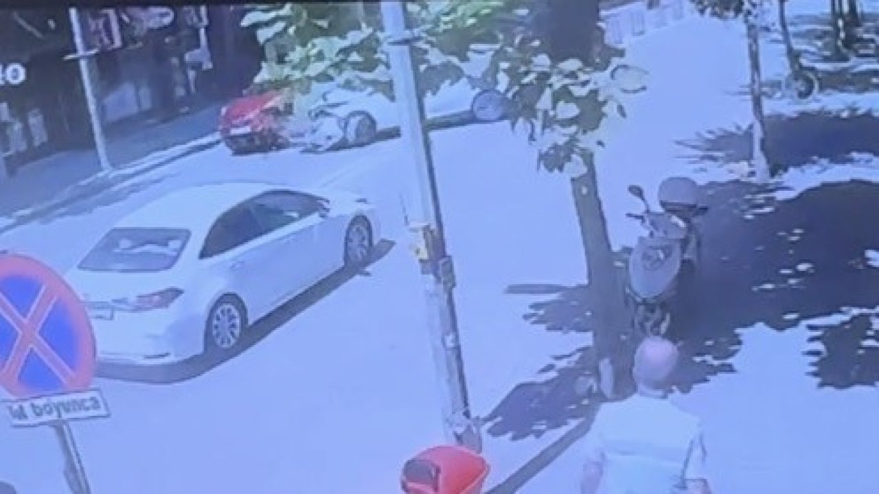 Eskişehir’de U dönüşü yapan otomobile başka bir otomobilin çarpma anı kamerada