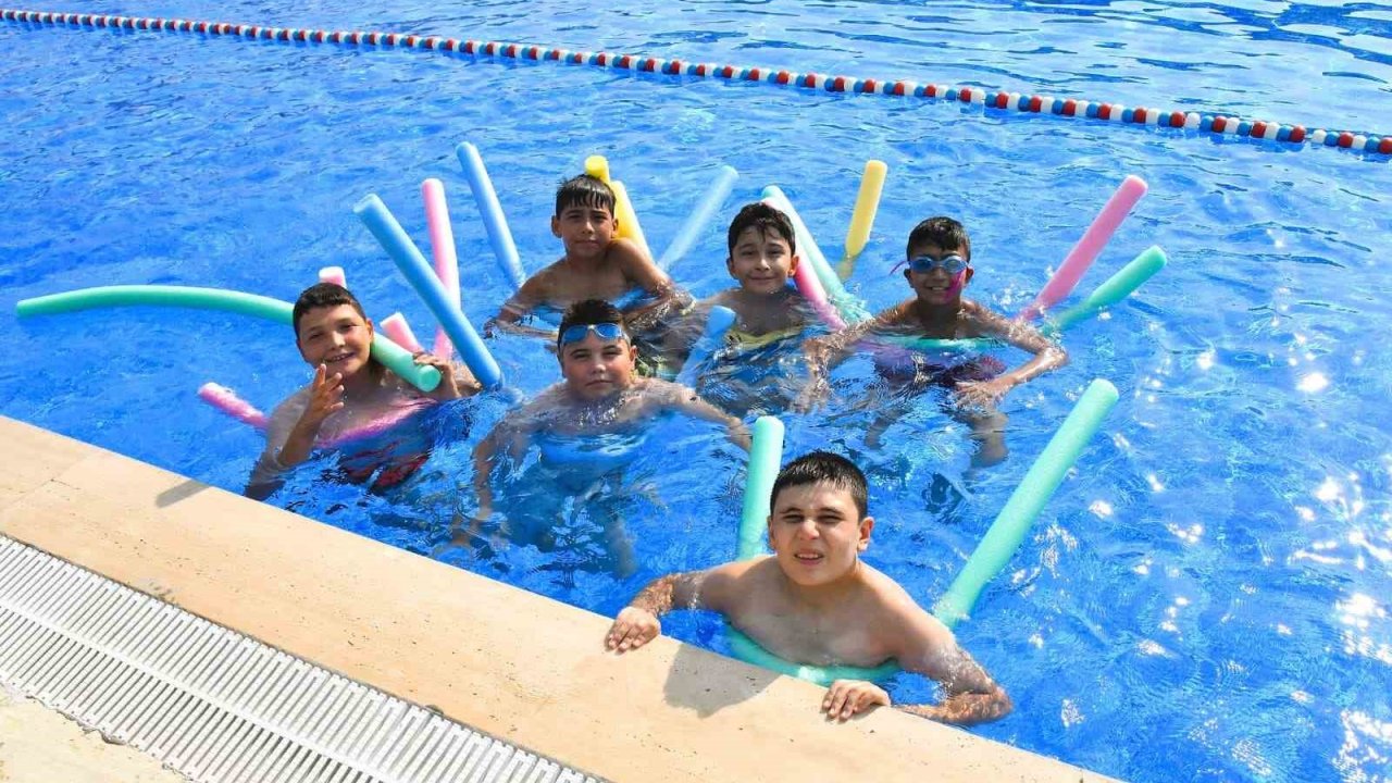 Yunusemreli çocuklar havuzda serinledi
