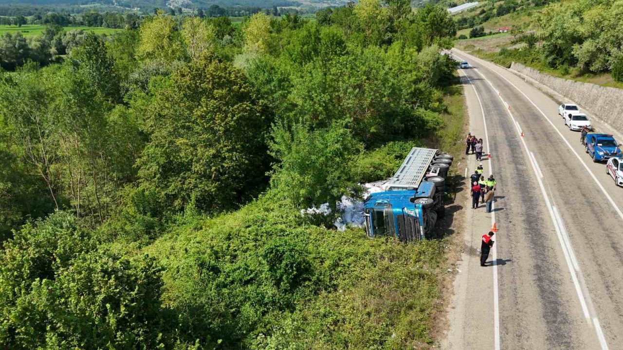 Sinop’ta kontrolden çıkan tır yan yattı: 3 yaralı