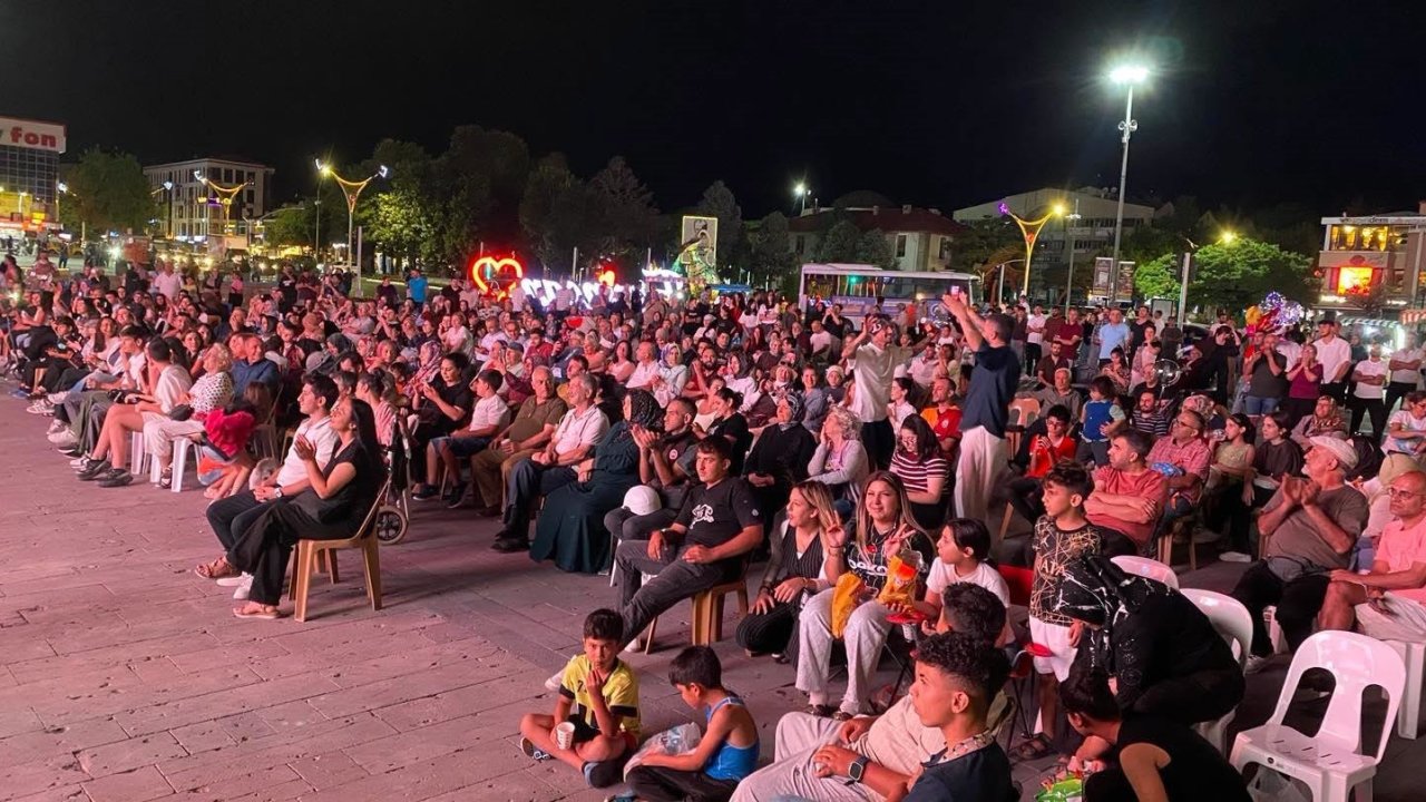Erzincan’da Dörtyol Meydanı’nda yaz konseri düzenlendi