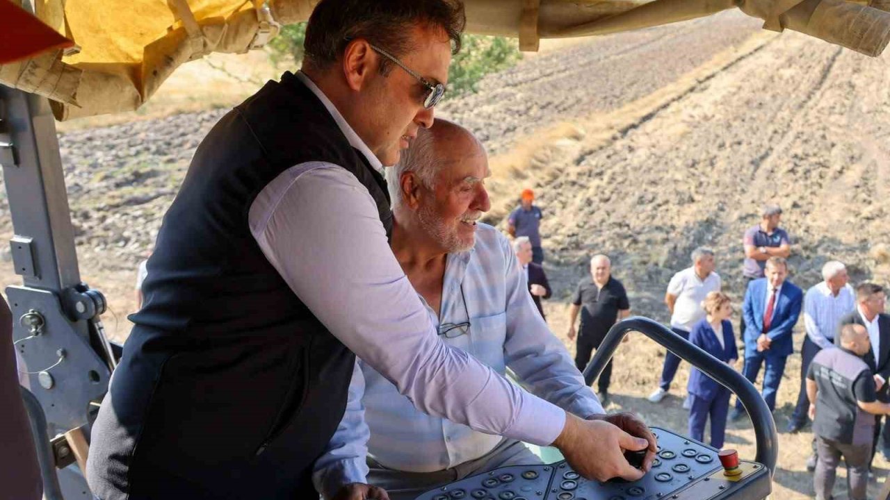 Bilecik’te Göynücek-Düzağaç-Dombayçayır Grup Köy Yolu’na sıcak asfalt atıldı