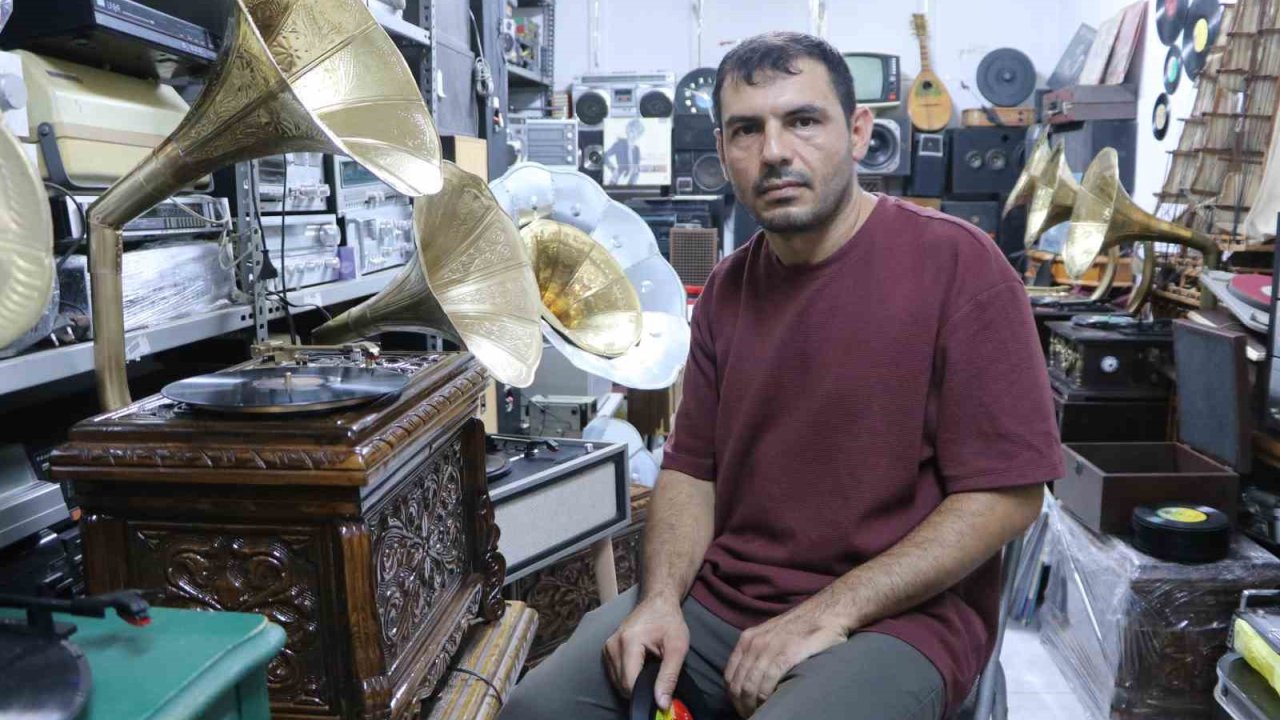 Asırlık gramofonları hayata döndürerek tarihin sesini yaşatıyor