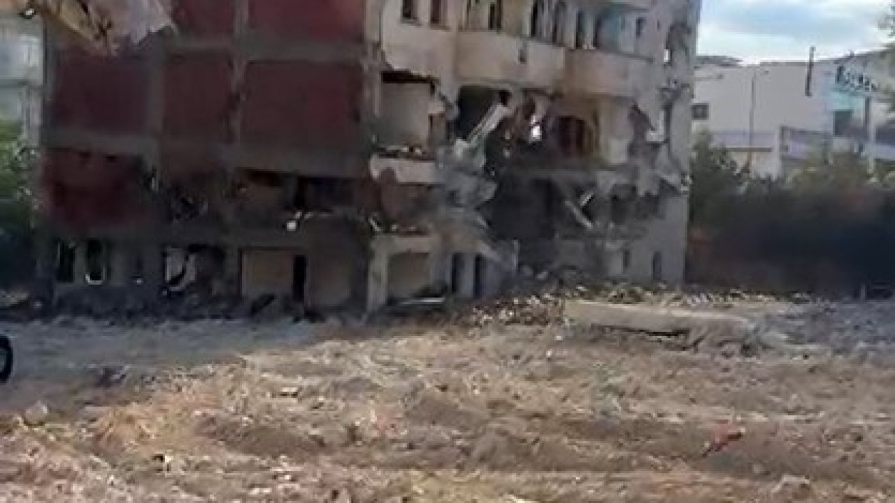 Elazığ’da 5 katlı bina iş makinesinin tek dokunuşuyla yıkıldı