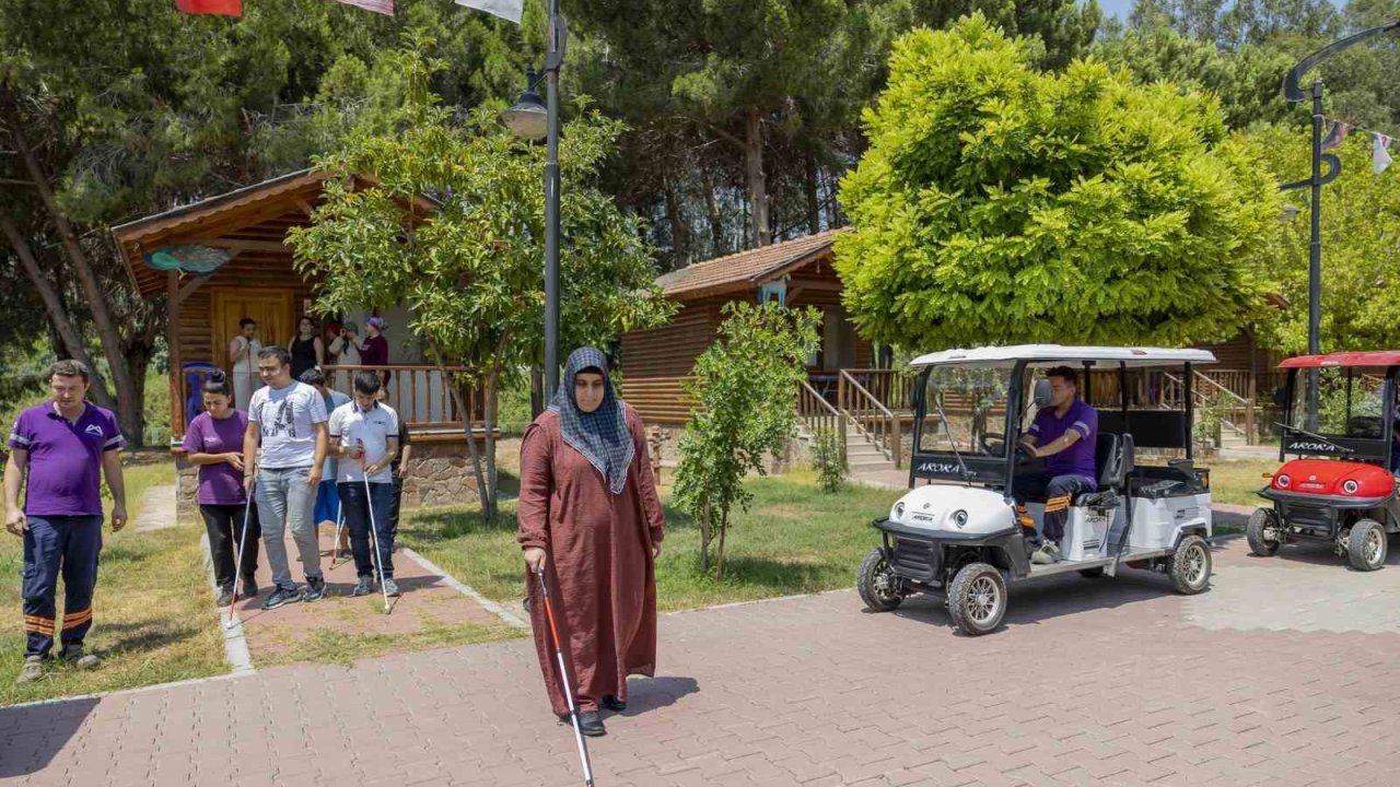 Mersin’de görme engelliler doğayla iç içe keyifli bir gün geçirdi