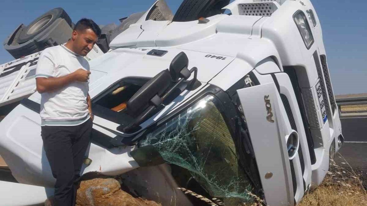 Mobilya yüklü tır devrildi, sürücü hafif yaralandı