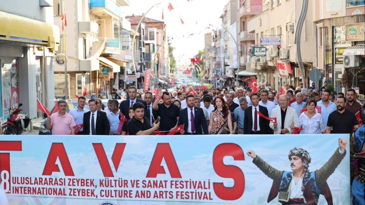 Denizli 8. Tavas Zeybek, Kültür ve Sanat Festivali kortej yürüyüşüyle başladı