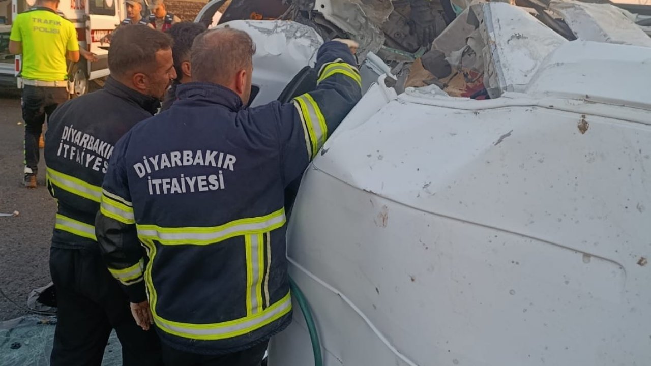 Diyarbakır’da minibüs ile traktör çarpıştı: 2 ölü, 6 yaralı
