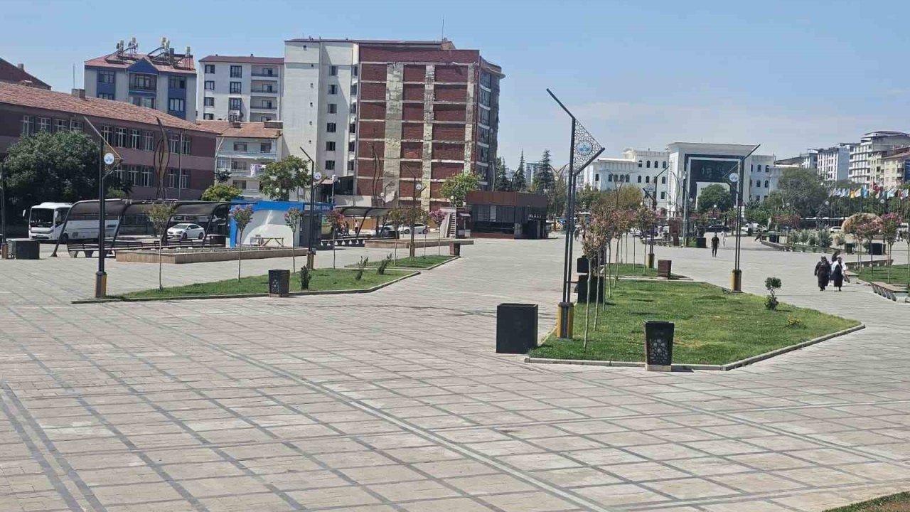 Elazığ’da sıcaklar cadde ve sokakları tenhalaştırdı