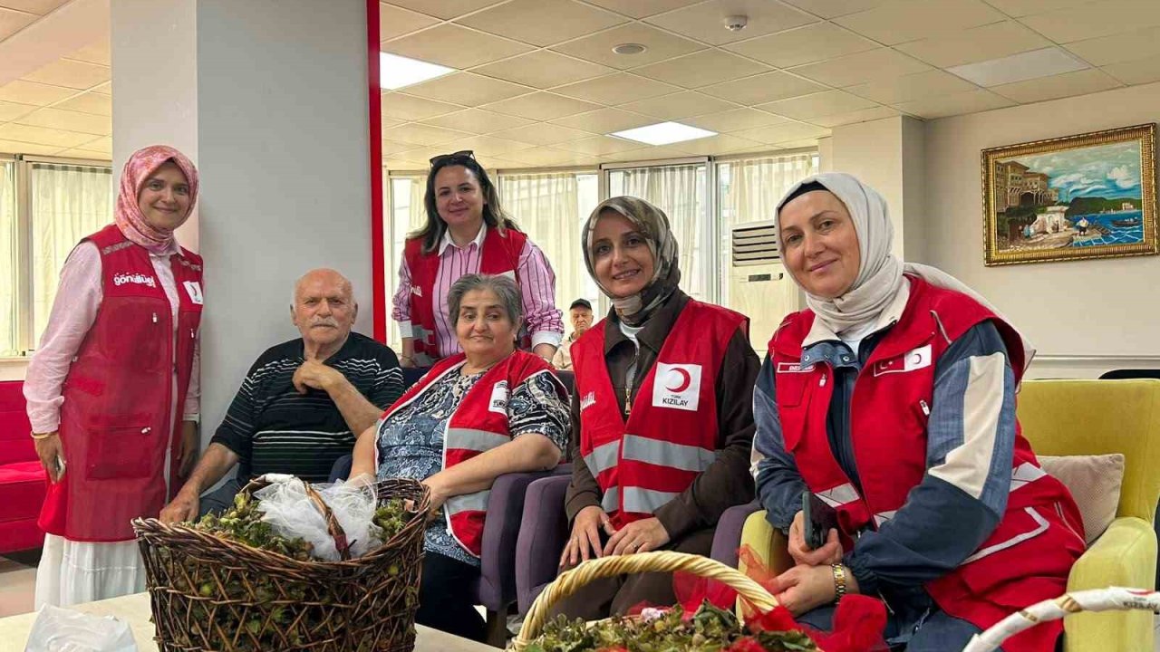 Kızılay’dan huzurevi sakinlerine fındık ikramı