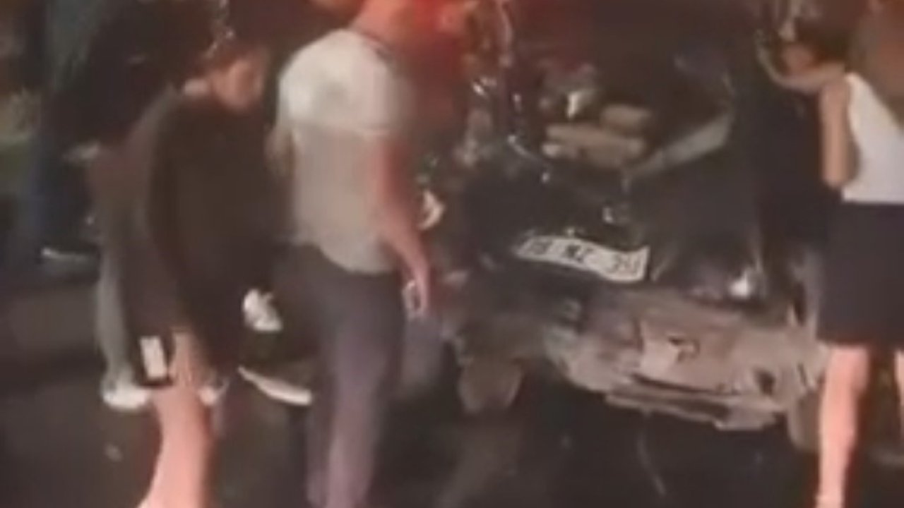 Astsubayları taşıyan otomobil bariyerlere çarptı: 3 yaralı