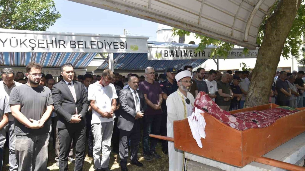 Balıkesir’de kazada hayatını kaybeden çocuk son yolculuğuna uğurlandı