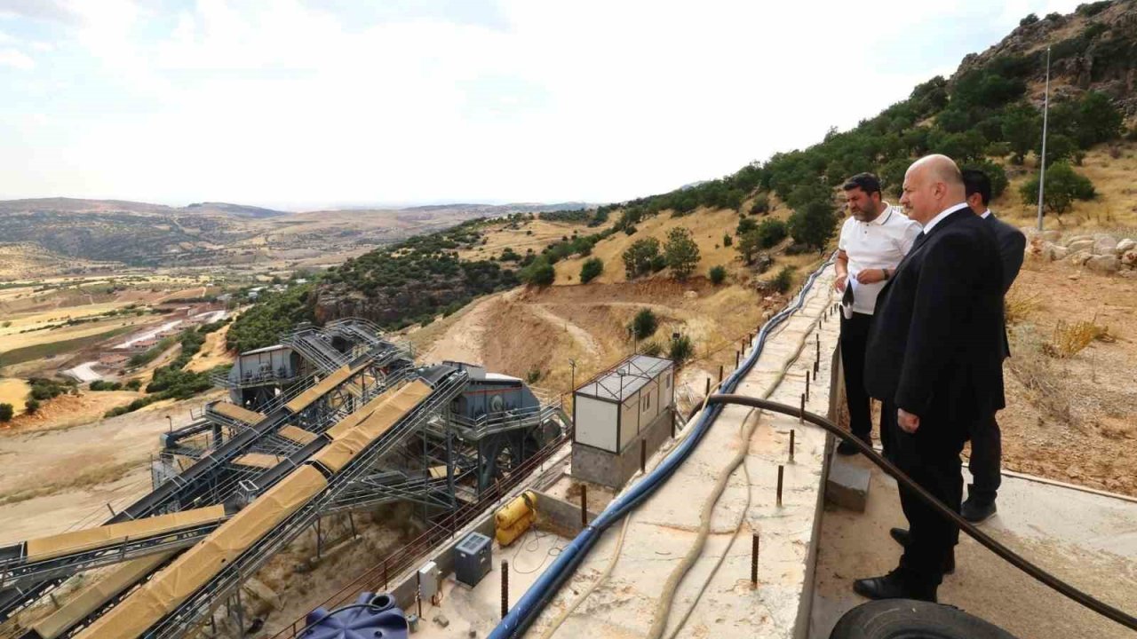 Vali Küçük, taş kırma ve eleme tesisinde incelemelerde bulundu