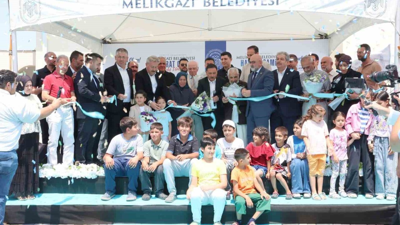 Hayrat Cami ibadete açıldı