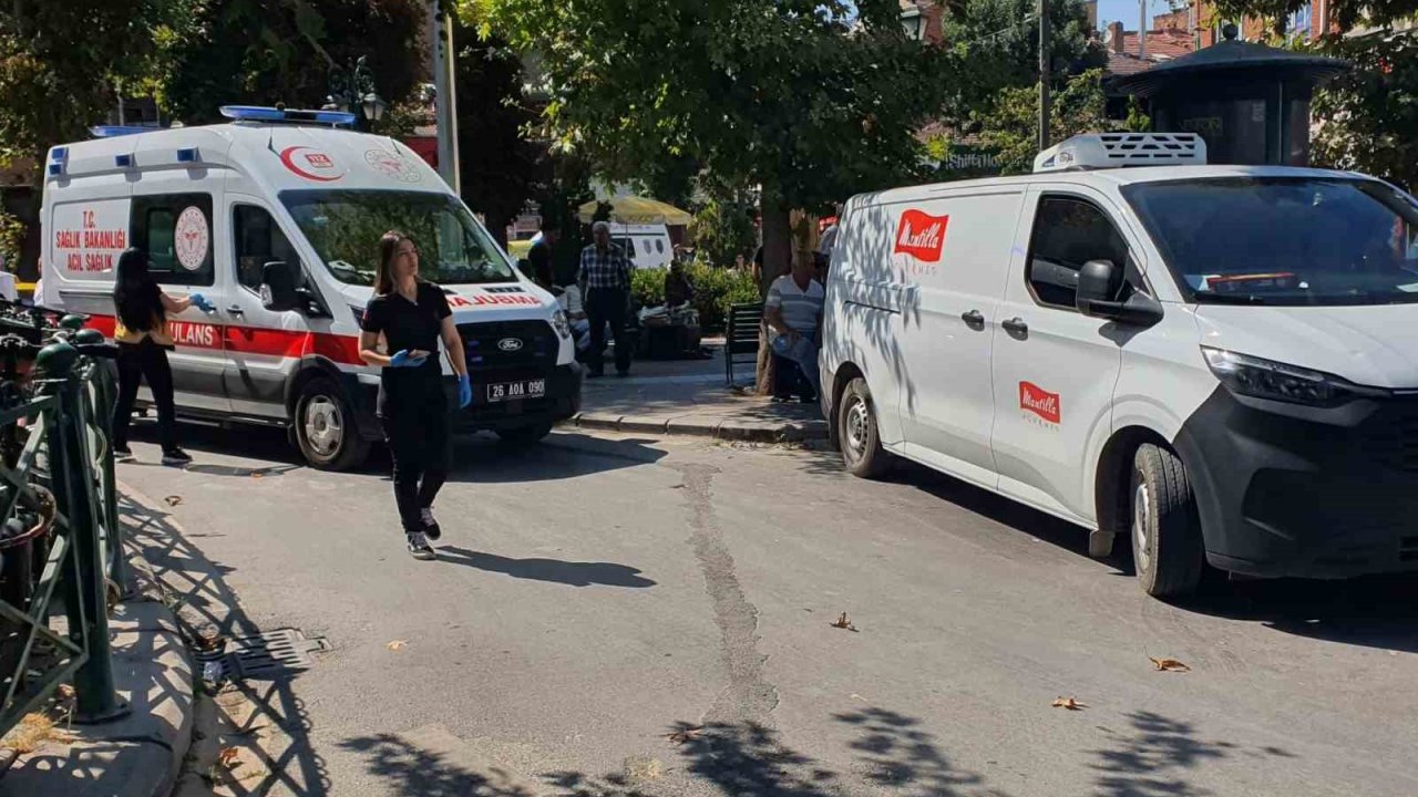 Hatalı park ambulansa geçit vermedi
