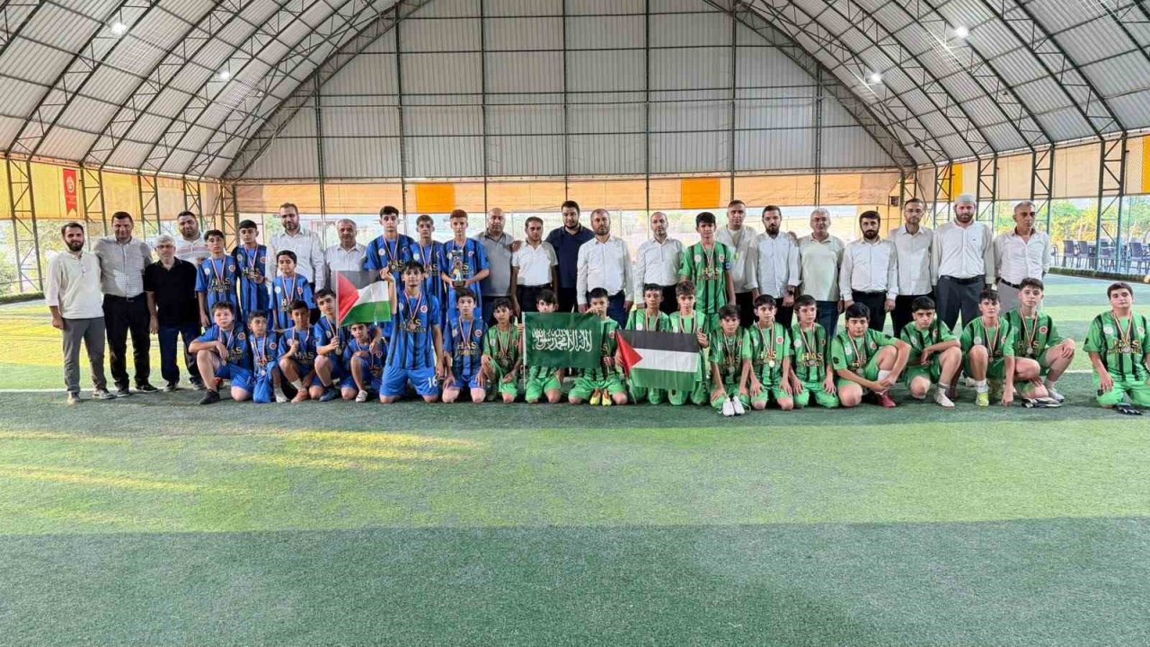 450 Öğrencinin ter döktüğü Kahta’daki turnuvada Kupa Çağrı Camii’nin
