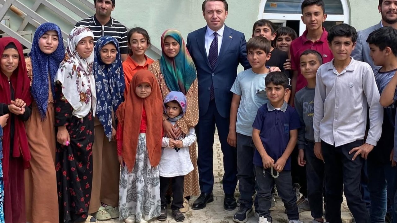Yüksekova Kaymakamı Hülür, çocukların havuz isteğini geri çevirmedi