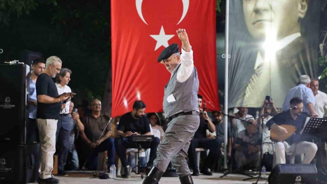 Üstat ve genç efeler ’Zeybek Ateşi’ni yaktı
