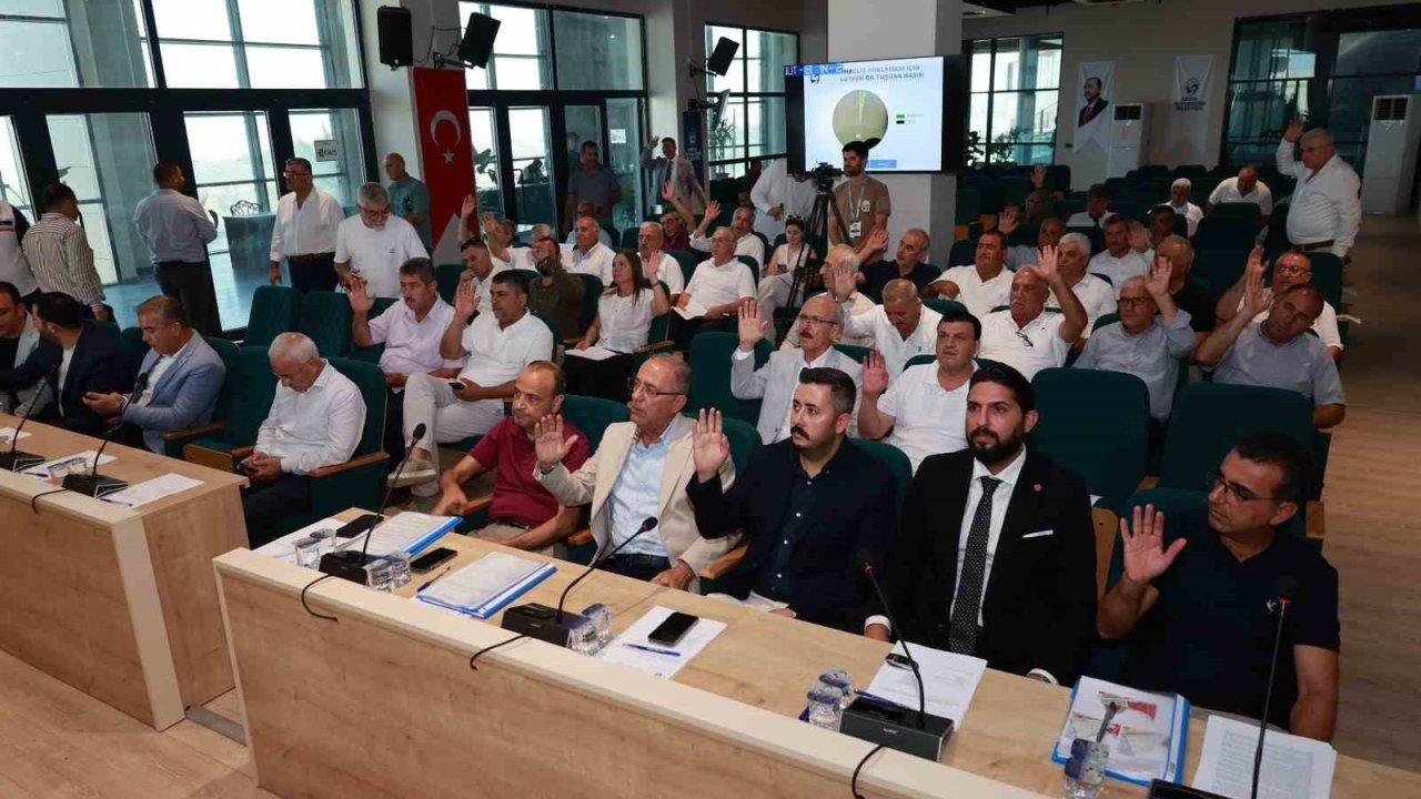 Hatay büyükşehir Belediyesi, savaşın izlerinin silindiği Suriye’nin 2 kentine araç hibe edecek