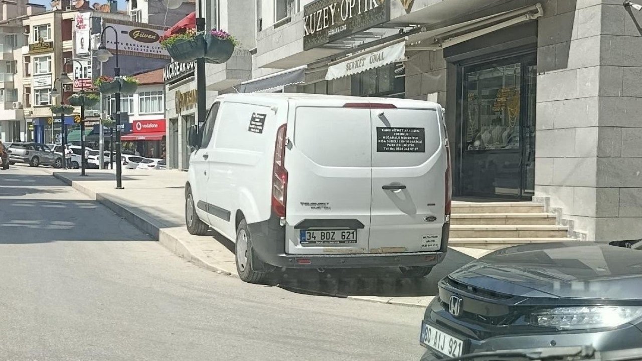 Bilecik’te kaldırım üstü parklanmalar yayaları isyan ettirdi