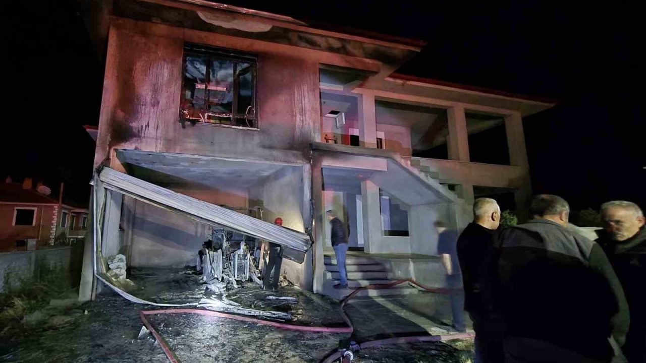 Kulu’da inşaatın garajındaki traktör yandı