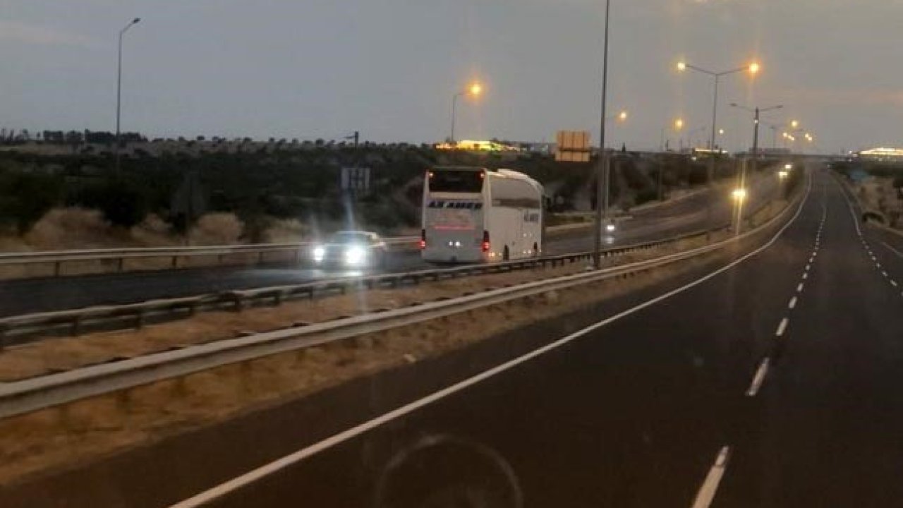 Birecik’te otoyolda tehlikeli anlar: Yolcu otobüsü ters yönde ilerledi
