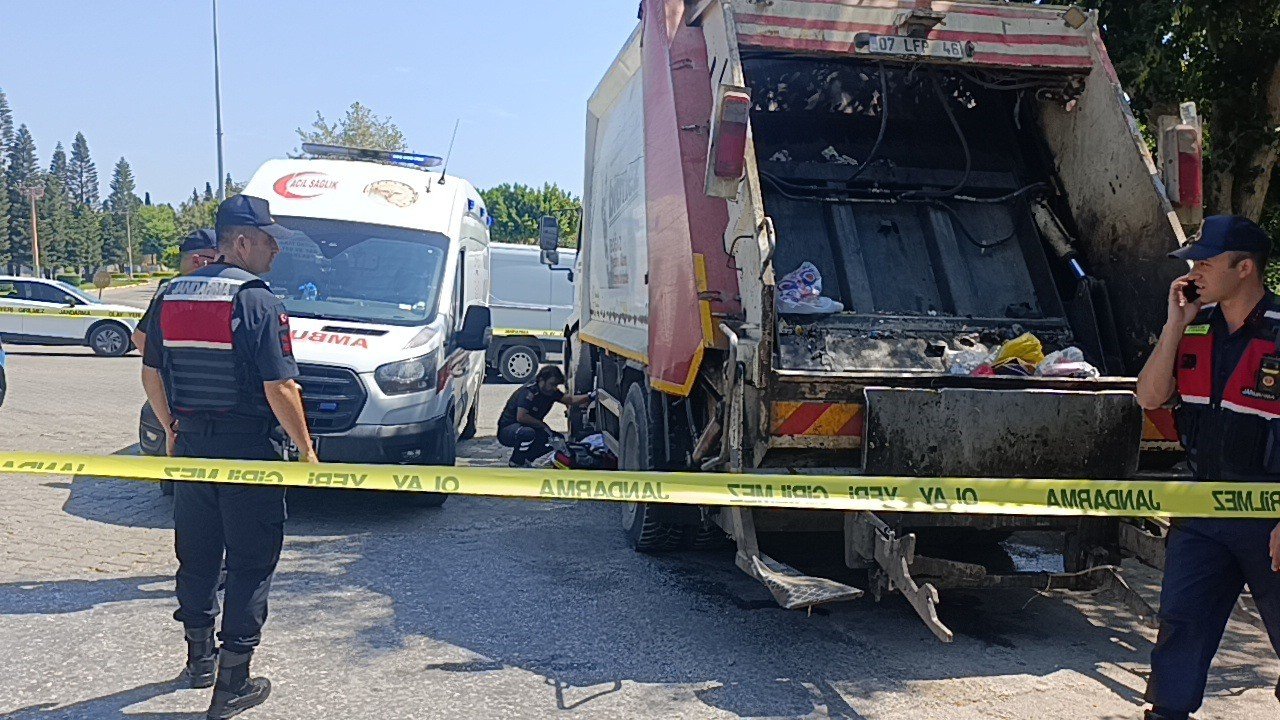 Temizlik işçisi görev yaptığı çöp kamyonunun altında kalarak hayatını kaybetti