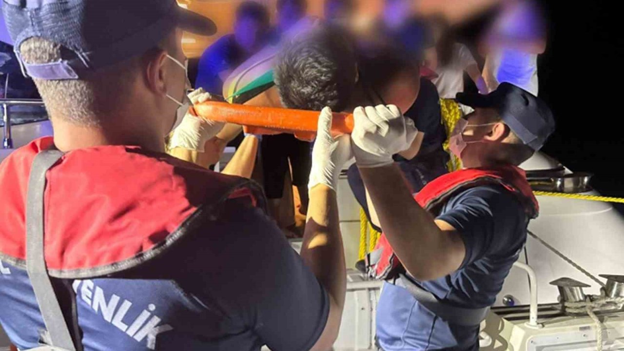 Özel teknesinde rahatsızlanan vatandaşa Sahil Güvenlikten tıbbi tahliye