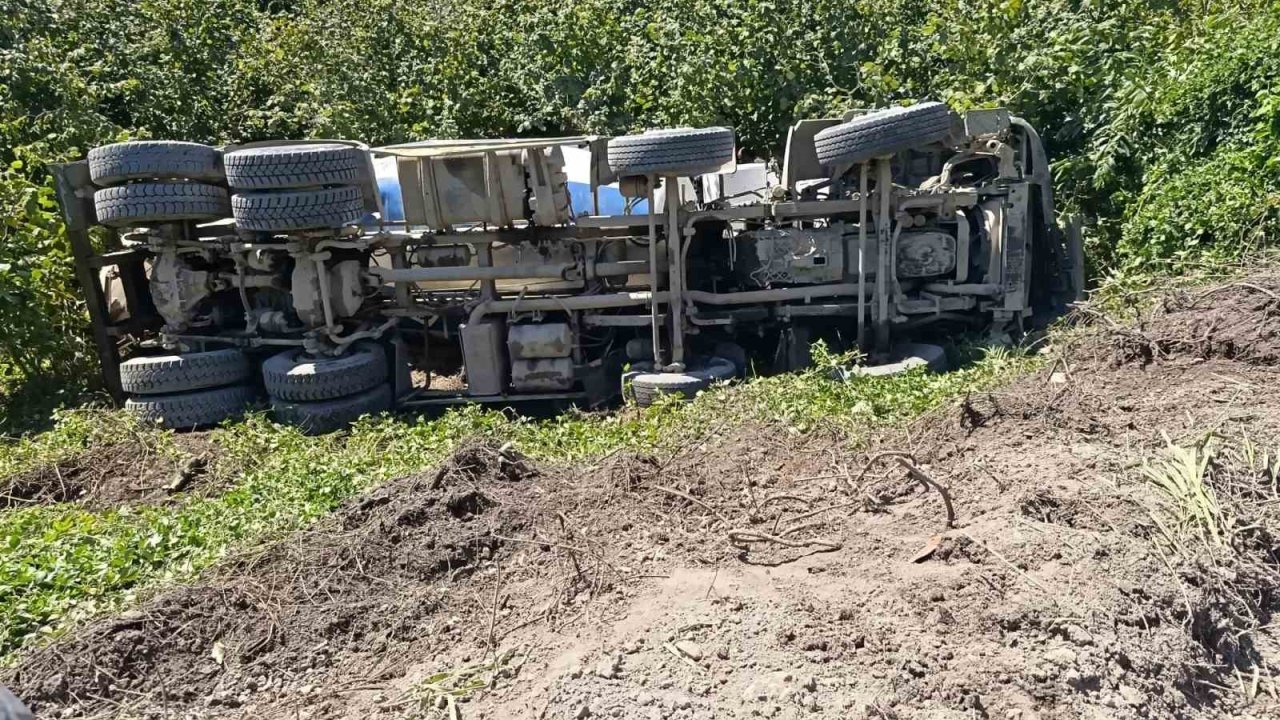 Alaplı’da şarampole uçan beton mikserinin sürücüsü yaralandı
