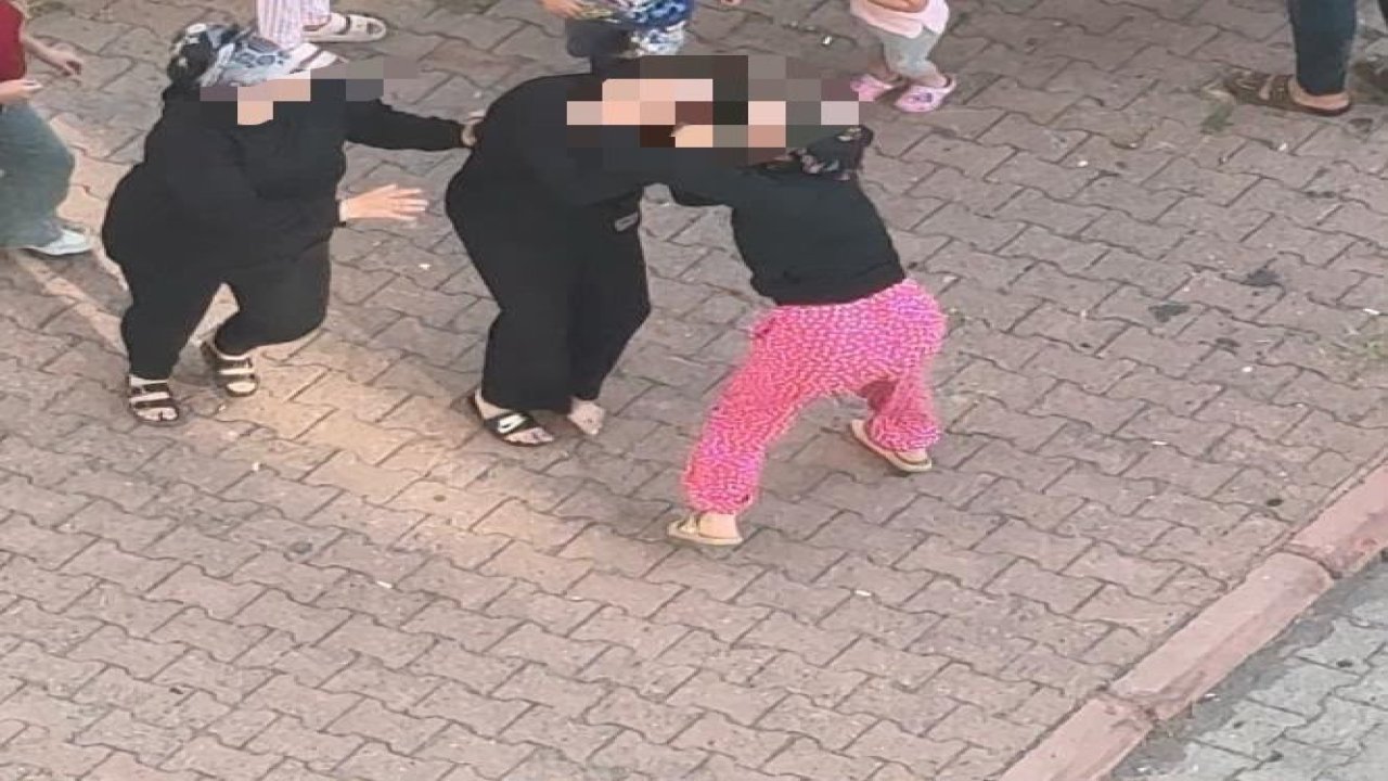 Kayseri’de iki kadının saç başa kavgası kamerada