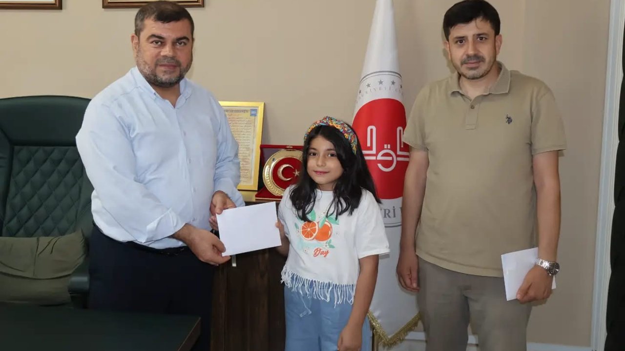 Hatay’da "Yaz Kur’an Kursu Hikâyem" yarışmasında dereceye giren öğrenciler ödüllendirildi